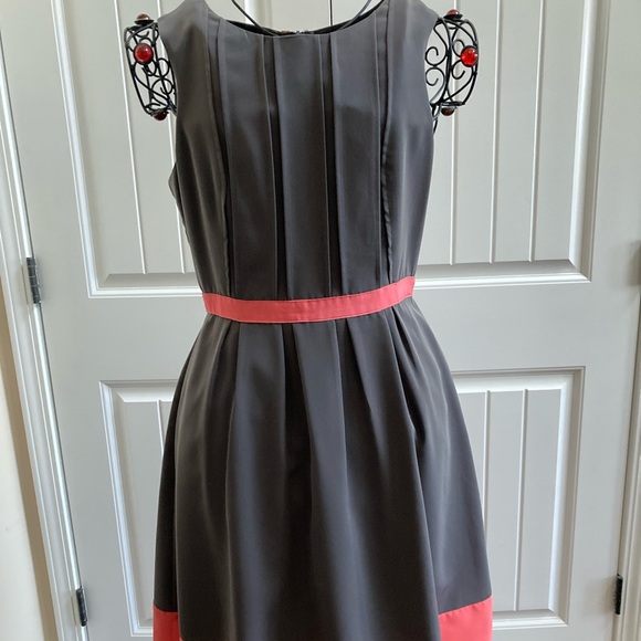 JESSICA SIMPSON Grey & Coral Pleated Dress